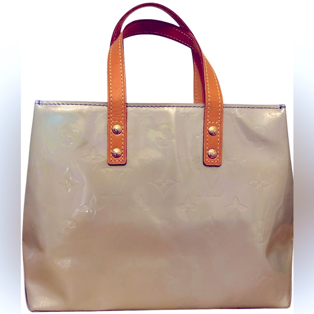 Stunning A CONDITION Louis Vuitton Monogram Vernis Reade PM Hand Bag Gris M91145